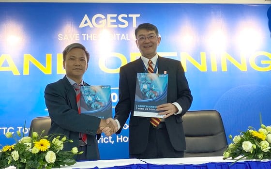 Đại diện AGEST Việt Nam và Trường Đại học Công nghệ TPHCM ký kết hợp tác trong cung ứng nguồn nhân lực công nghệ thông tin