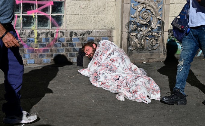 Un sans-abri dort sur le trottoir à Los Angeles, en Californie, le 22 novembre. Photo : AFP