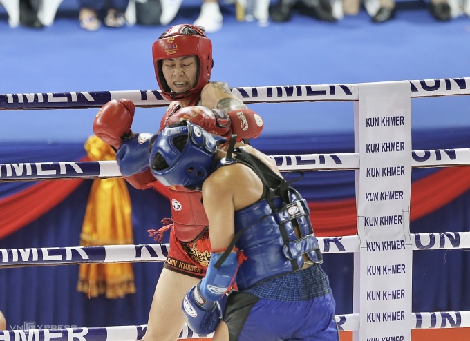 Bui Yen Ly (red) overwhelmed the host boxer in the under 57kg Khmer martial arts category at SEA Games 32. Photo: Hieu Luong