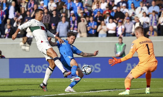 Ronaldo đệm bóng ghi bàn trong trận Bồ Đào Nha hạ chủ nhà Iceland 1-0 tại bảng J vòng loại Euro 2024. Ảnh: EPA