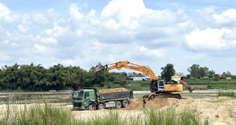 Why did a series of businesses that won the sand mine auction in Quang Ngai ask to return it?