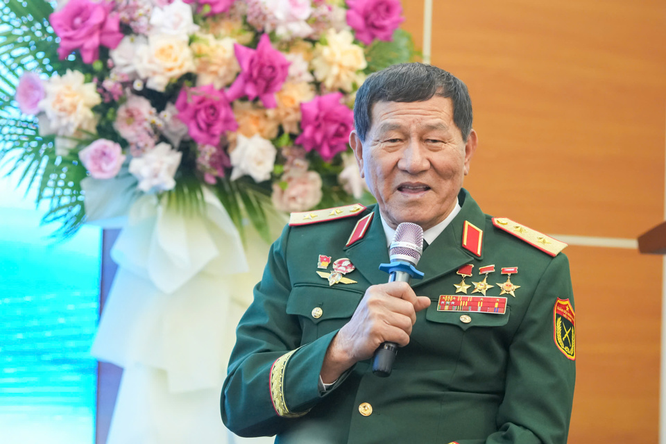 El Teniente General, Héroe del Ejército Popular de Vietnam Pham Tuan compartió su experiencia en el Seminario.