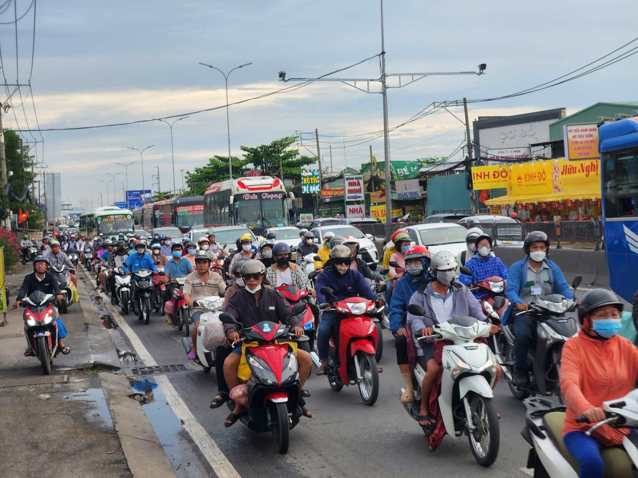 Người dân tay xách nách mang trở lại TP.HCM sau nghỉ lễ- Ảnh 2.