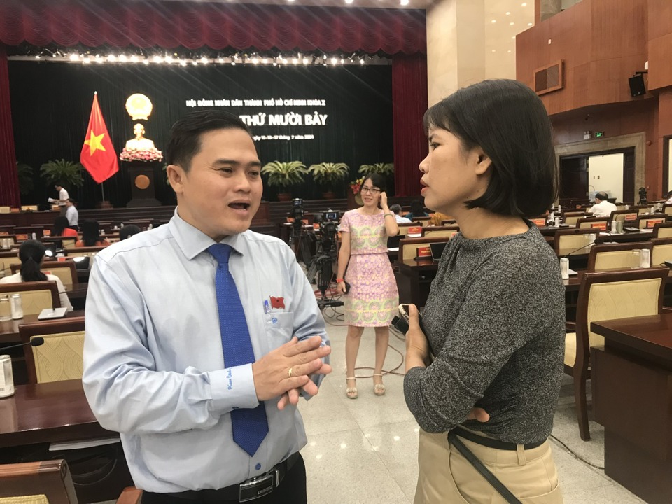 M. Cao Thanh Binh, chef du Comité culturel et social du Conseil populaire de Ho Chi Minh-Ville, s'est entretenu avec les journalistes.