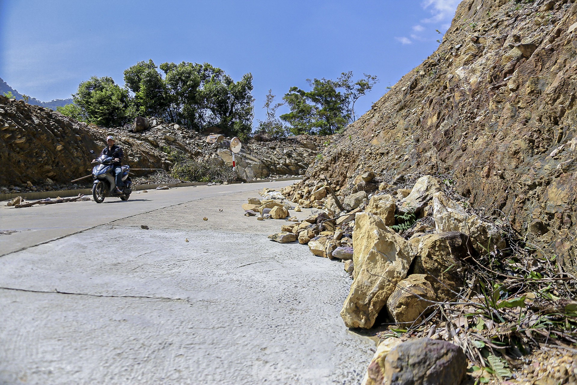 Landslides cause danger on Mui Trau Pass in Da Nang photo 3