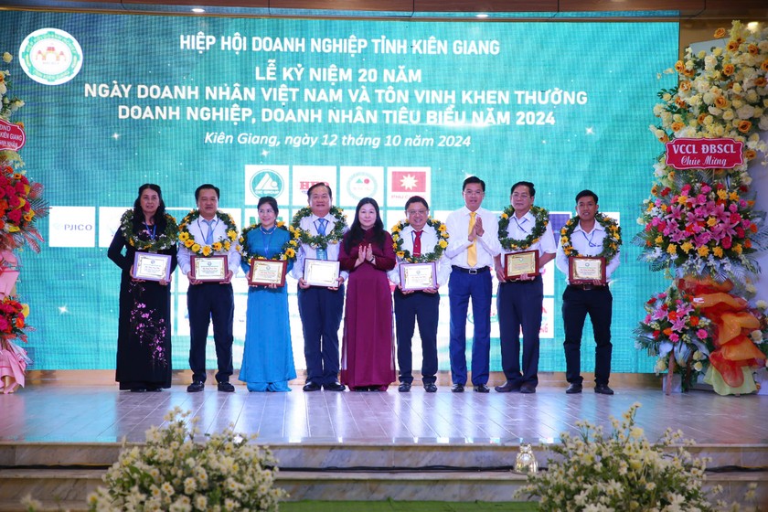 Bà Lê Hồng Thắm - Phó Chủ tịch HĐND tỉnh Kiên Giang và ông Nguyễn Lưu Trung - Phó Chủ tịch UBND tỉnh, trao tặng bảng vinh danh của UBND tỉnh cho các đại diện doanh nghiệp, doanh nhân.