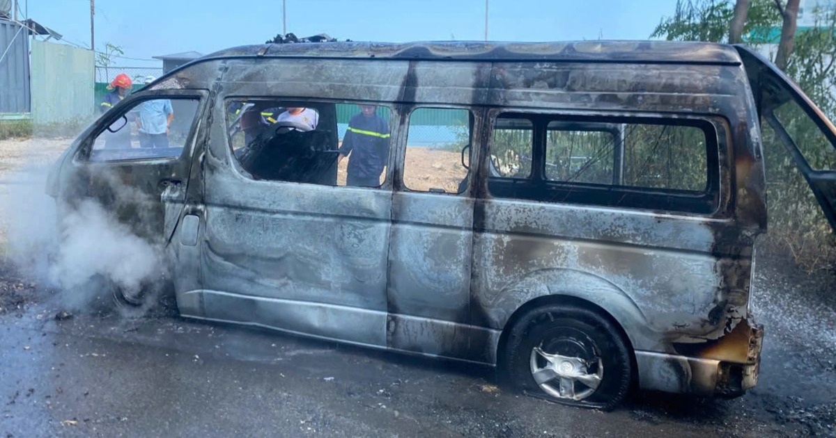 Una ambulancia que transportaba a muchas personas se incendió durante el viaje