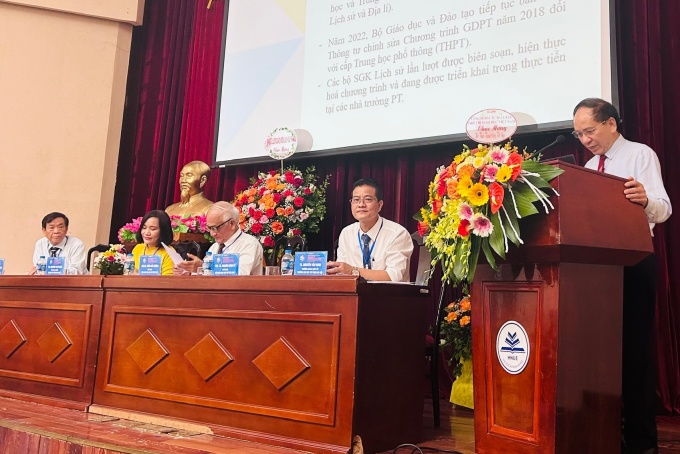 Le professeur Do Thanh Binh (debout) partage ses points de vue sur le nouveau programme et les nouveaux manuels d'histoire le matin du 26 août. Photo: HNUE