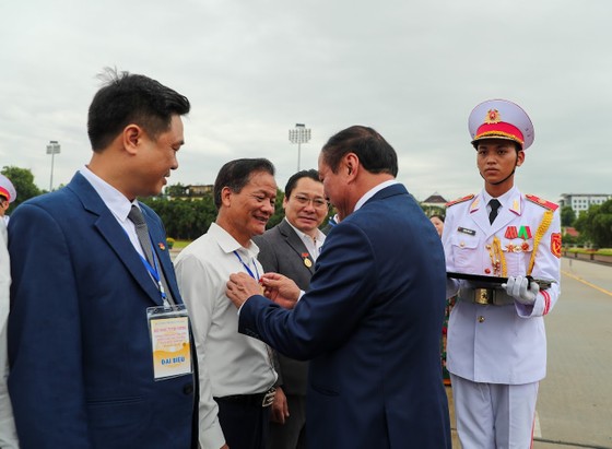 More than 300 typical advanced models in the culture, sports and tourism sectors held a ceremony to report their achievements to Uncle Ho, photo 3