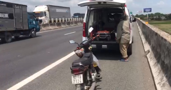 Une ambulance récupère une moto en panne d'essence sur l'autoroute d'Ho Chi Minh-Ville