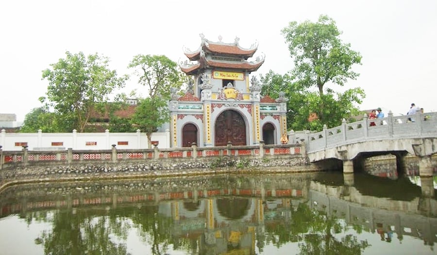 Visit Dan Pagoda to commemorate the author of the Proclamation on the Transfer of the Capital