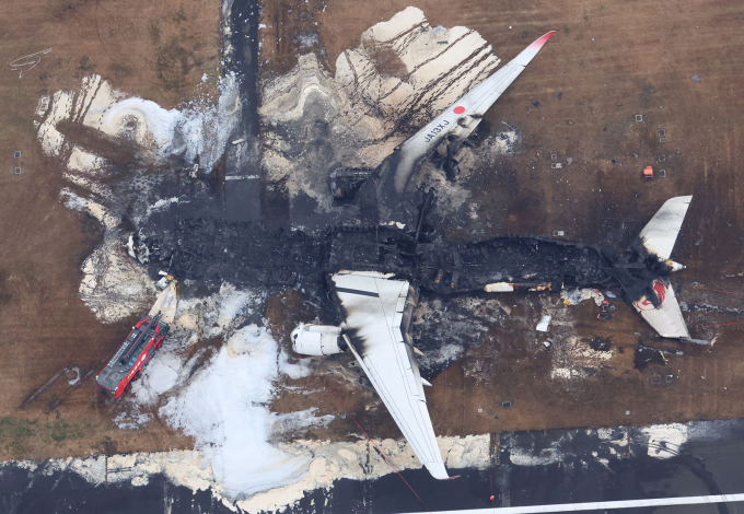 日本航空516便は1月2日、東京・羽田空港の滑走路上で衝突し炎上した。写真：AFP