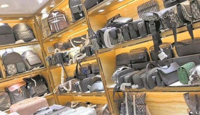 Des sacs contrefaits exposés dans un magasin à Guangzhou. Photo : Ycwb