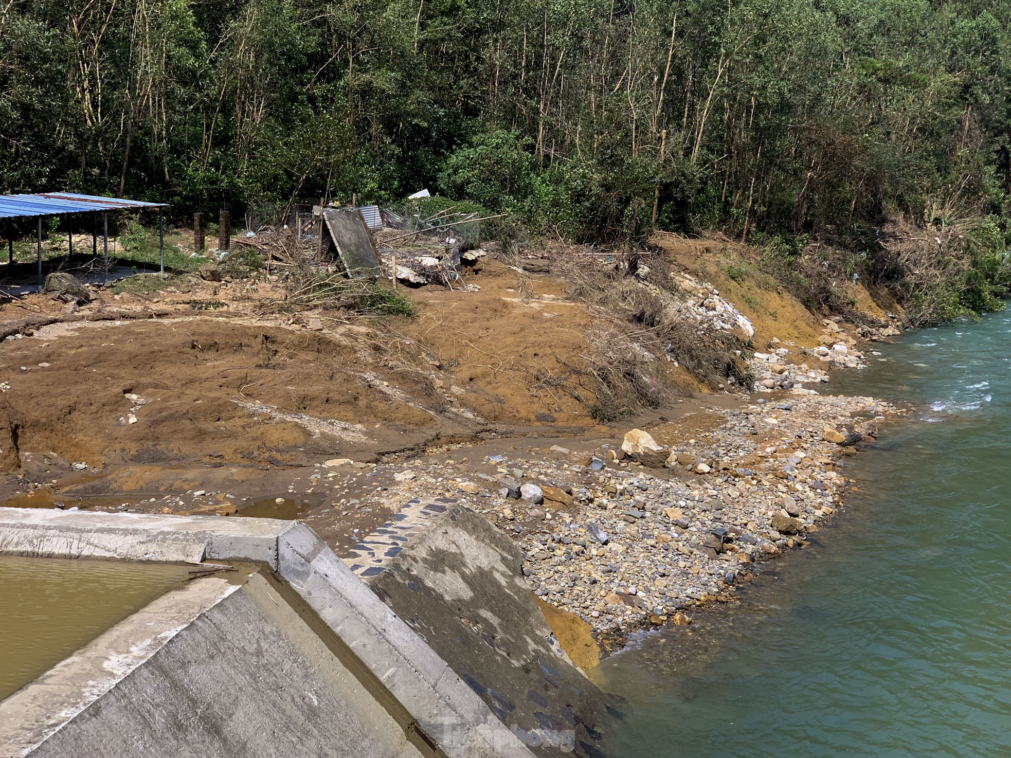 Landslides cause danger on Mui Trau Pass in Da Nang photo 12