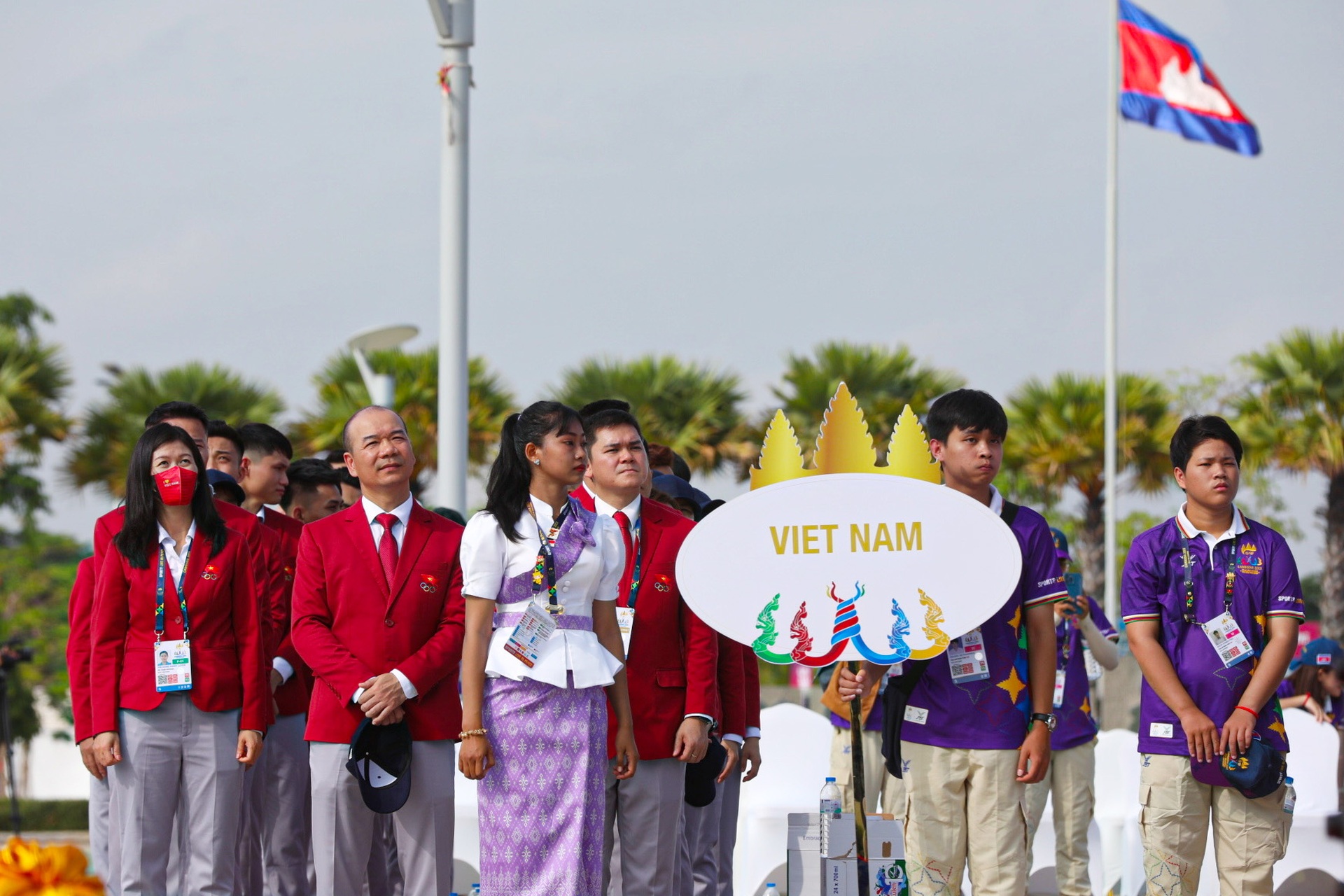 Cờ Việt Nam tung bay phấp phới tại lễ thượng cờ SEA Games 32 - 2