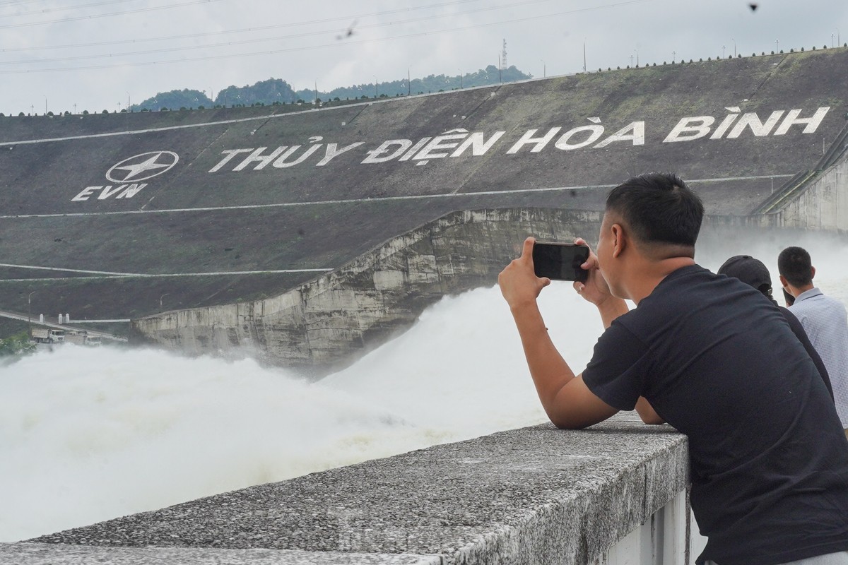 CLIP: People flock to Hoa Binh Hydropower Plant to watch flood discharge photo 6