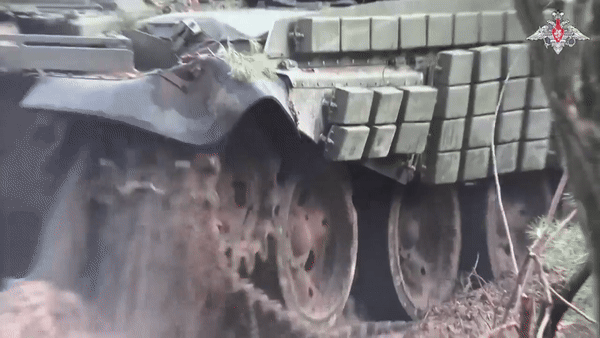 Xe tăng T-62M Nga sống sót kỳ diệu sau khi bị 10 UAV tự sát tấn công- Ảnh 13.