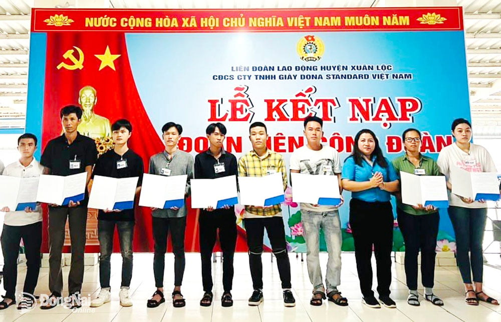 El Sindicato de Dona Standard Shoes Vietnam Co., Ltd. (Distrito de Xuan Loc) celebró una ceremonia para admitir nuevos miembros. Foto: L. Mai