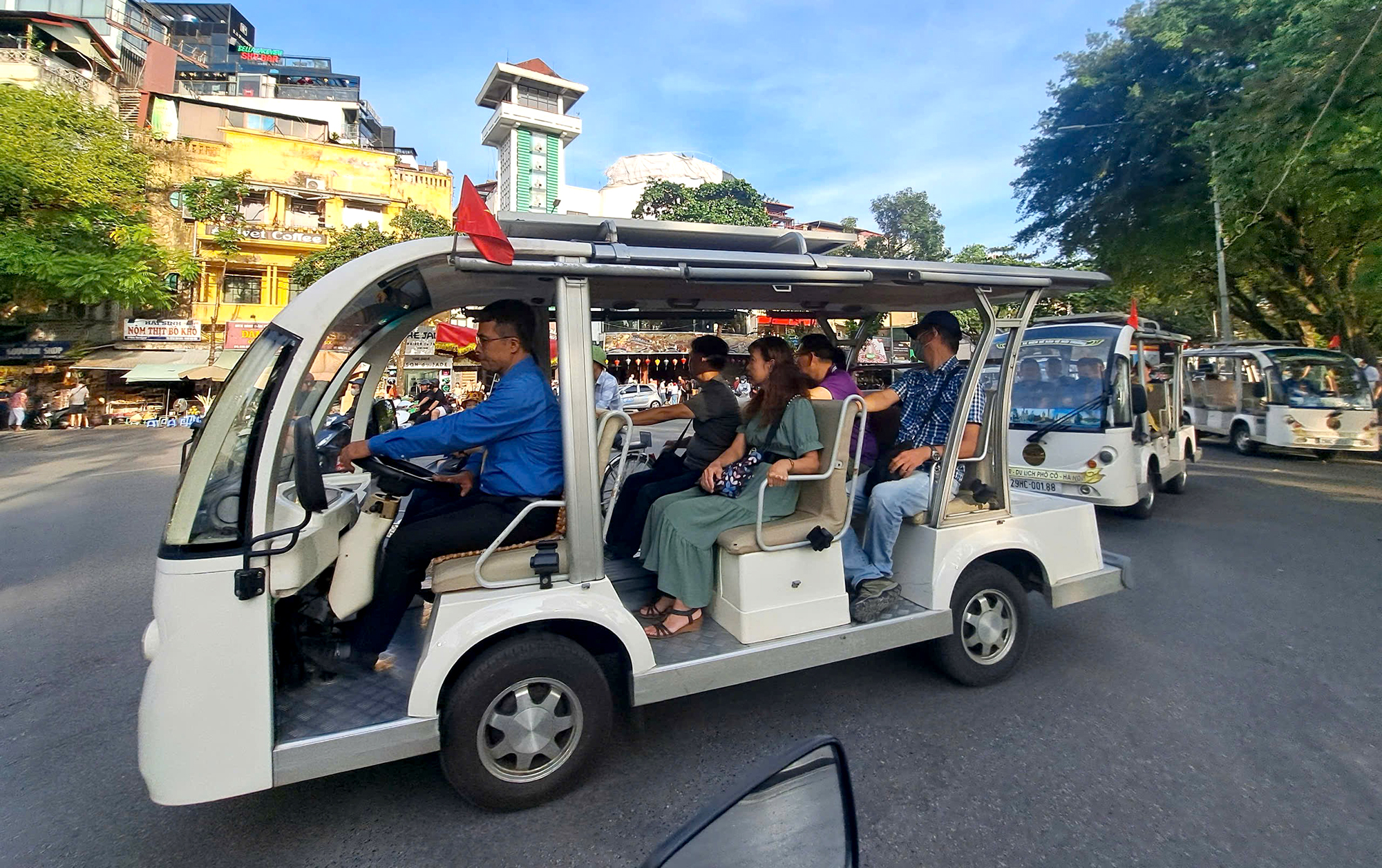 Hà Nội: Đề xuất xe điện 4 bánh chở khách metro, xe buýt- Ảnh 1.