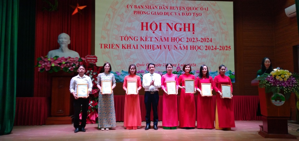 Head of the Department of Education and Training of Quoc Oai district Nguyen Khac Thang commended individuals who won the award 