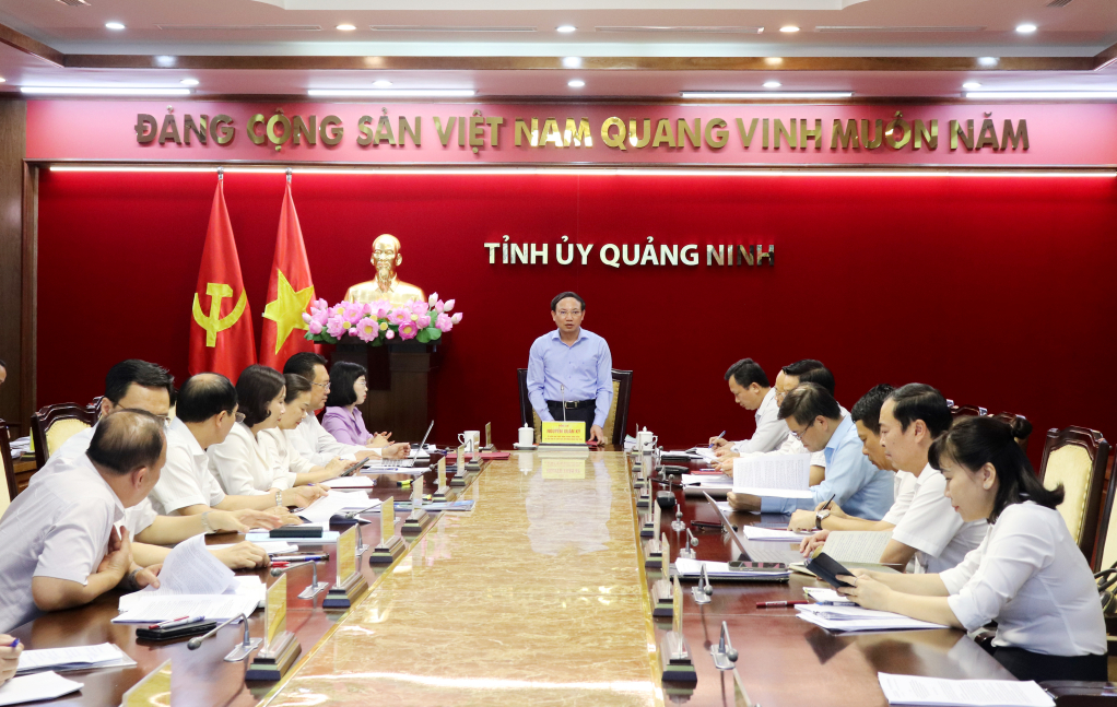 El camarada Nguyen Xuan Ky, miembro del Comité Central del Partido, secretario del Comité Provincial del Partido y presidente del Consejo Popular Provincial, presidió la conferencia.