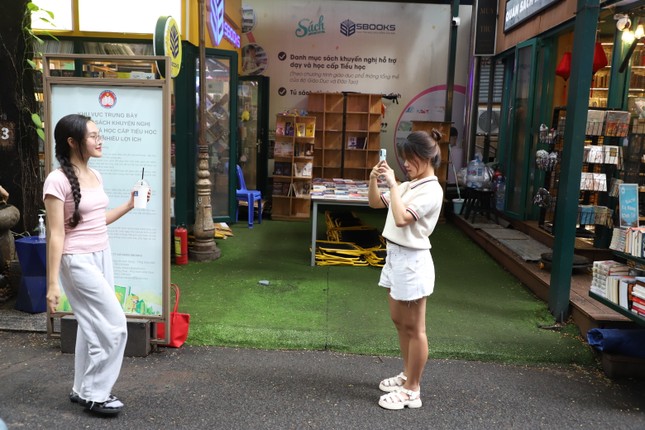 9月2日の祝日初日、ホーチミン市の中心部をのんびりと散歩する人々、写真10