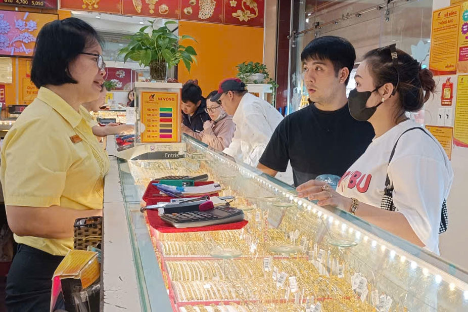 Gold prices skyrocket, Ho Chi Minh City residents have money but cannot buy