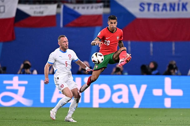 Joao Cancelo's position was clearly out of place in the match against the Czech Republic. Photo: AFP