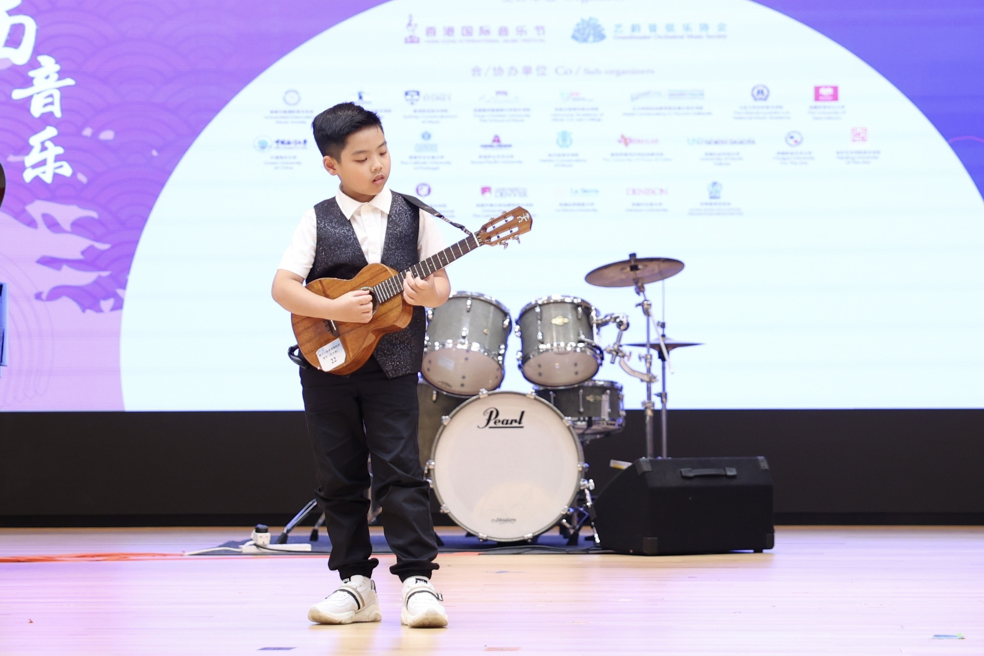 Cậu bé 8 tuổi gốc Việt giành giải nhất Guitar - Ukulele tại Hong Kong - Ảnh 1.