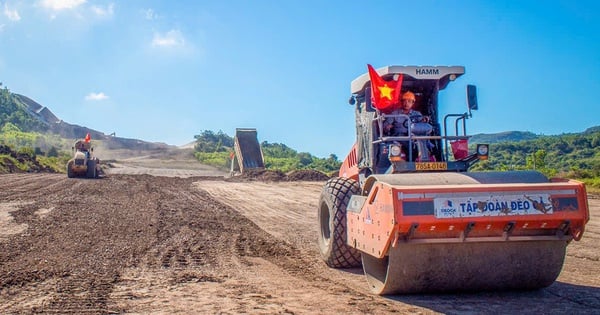 Un important entrepreneur creuse un tunnel et ouvre une autoroute