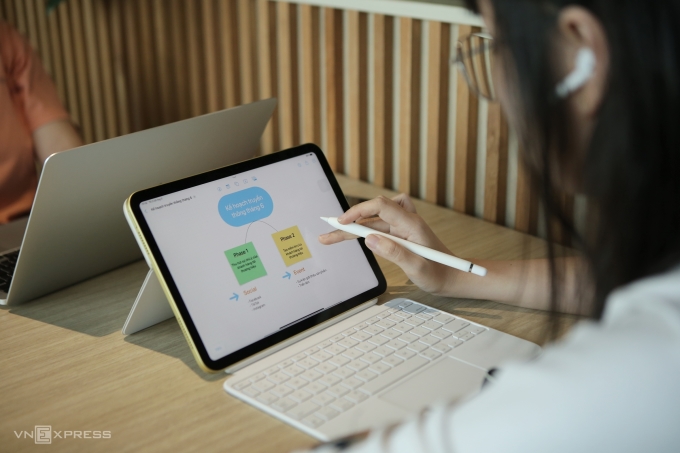 Người dùng sử dụng ipad để lên ý tưởng, kế hoạch. Ảnh: Thanh Hằng