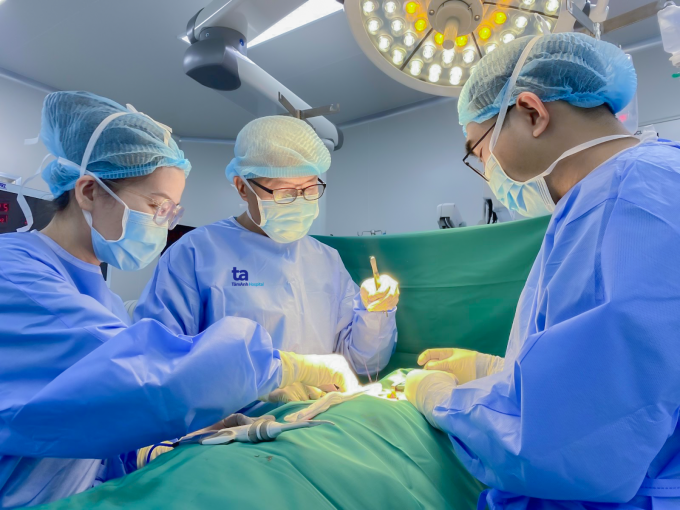 El doctor Trong (en el medio) realizó una cirugía a un paciente en junio de 2023. Foto: Nguyen Tram