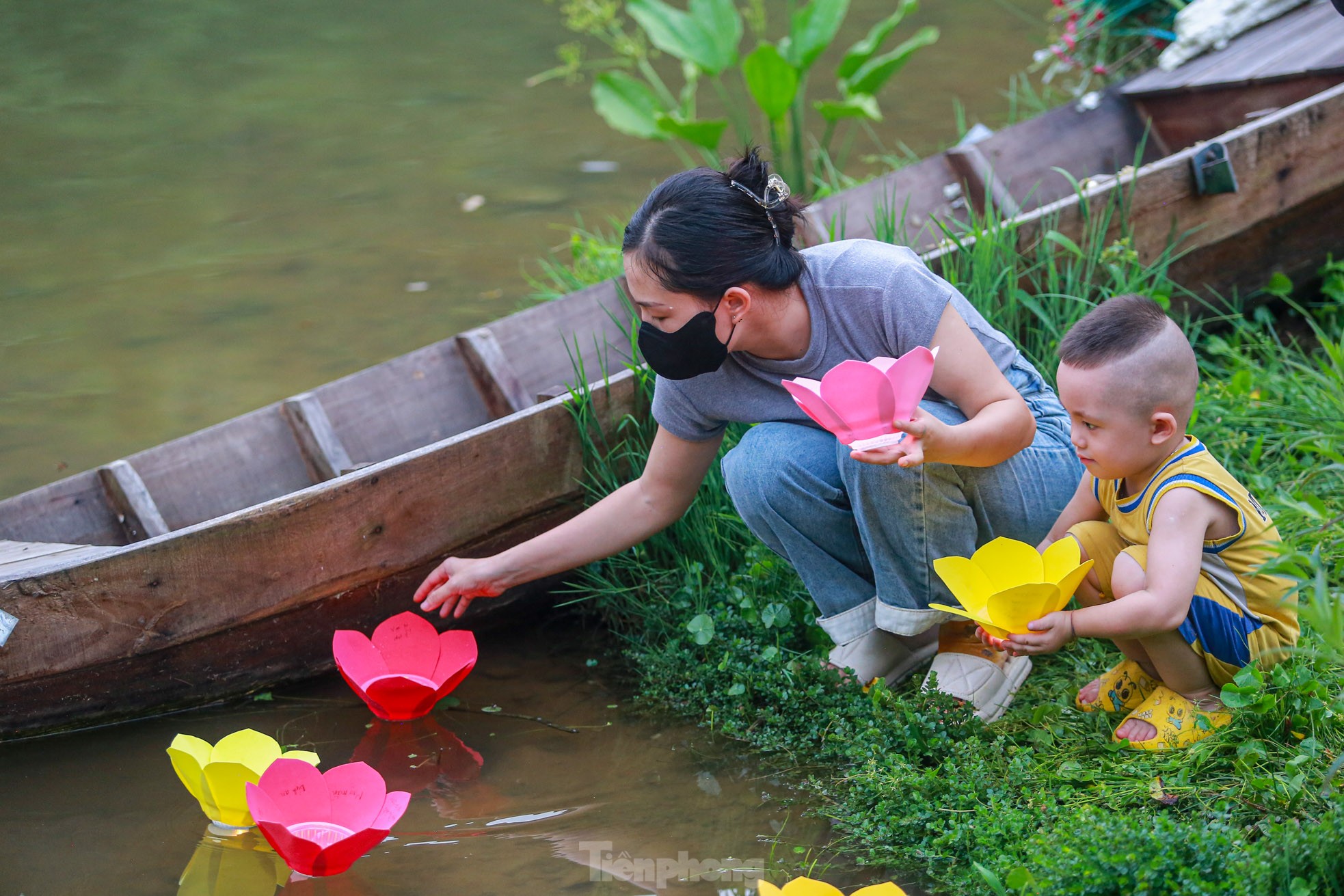 People in the capital release flower lanterns to show their gratitude during Vu Lan festival photo 8