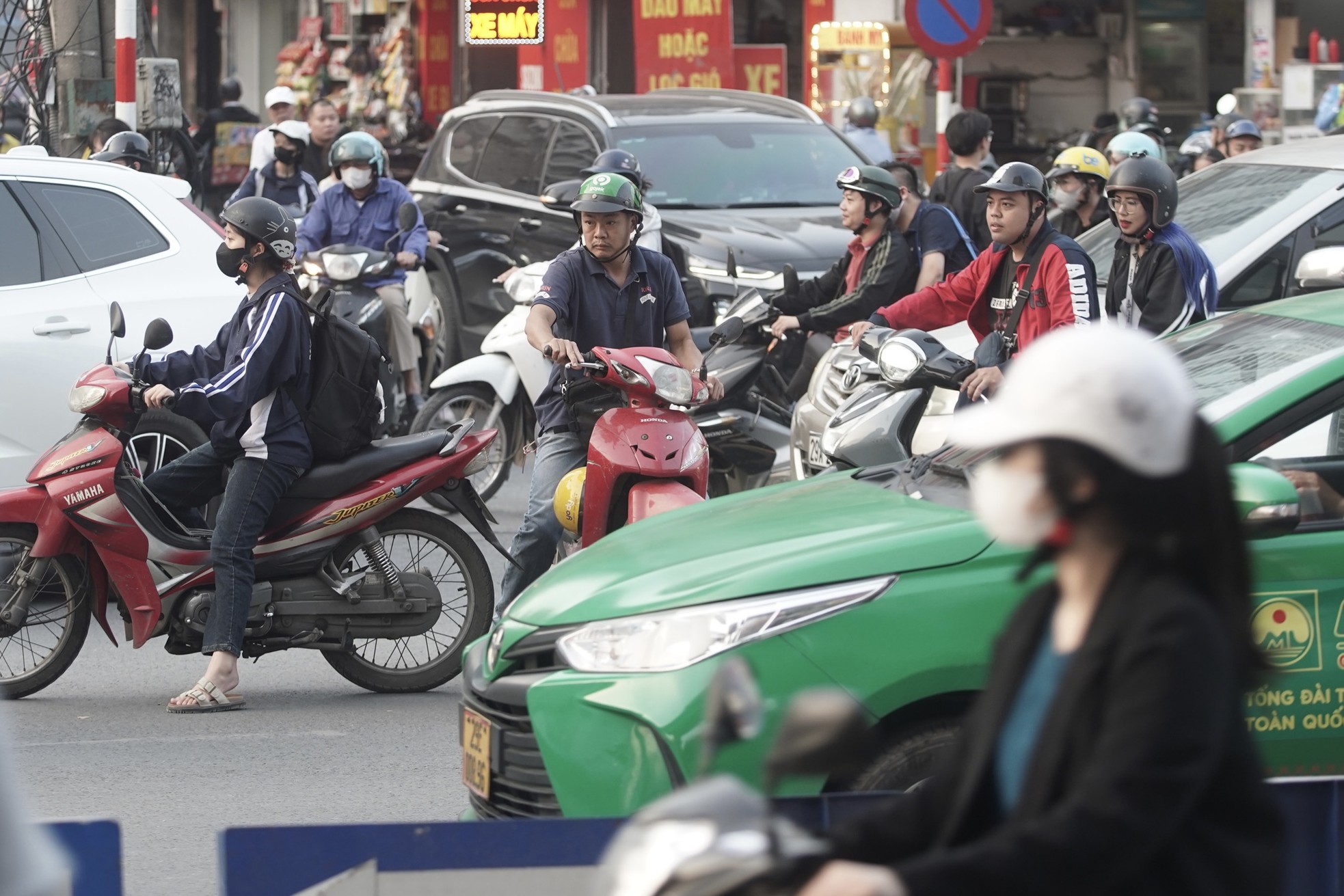 Horrifying scene of people risking their lives to 'cut' the front of a car, rushing through traffic to get into Thanh Xuan underpass photo 13