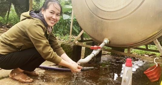 Dak Lak: The joy of people receiving loans to improve clean water sources and rural environmental sanitation