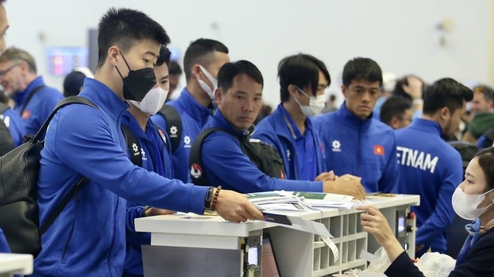 Image of Vietnam team checking in at the airport, leaving for Qatar