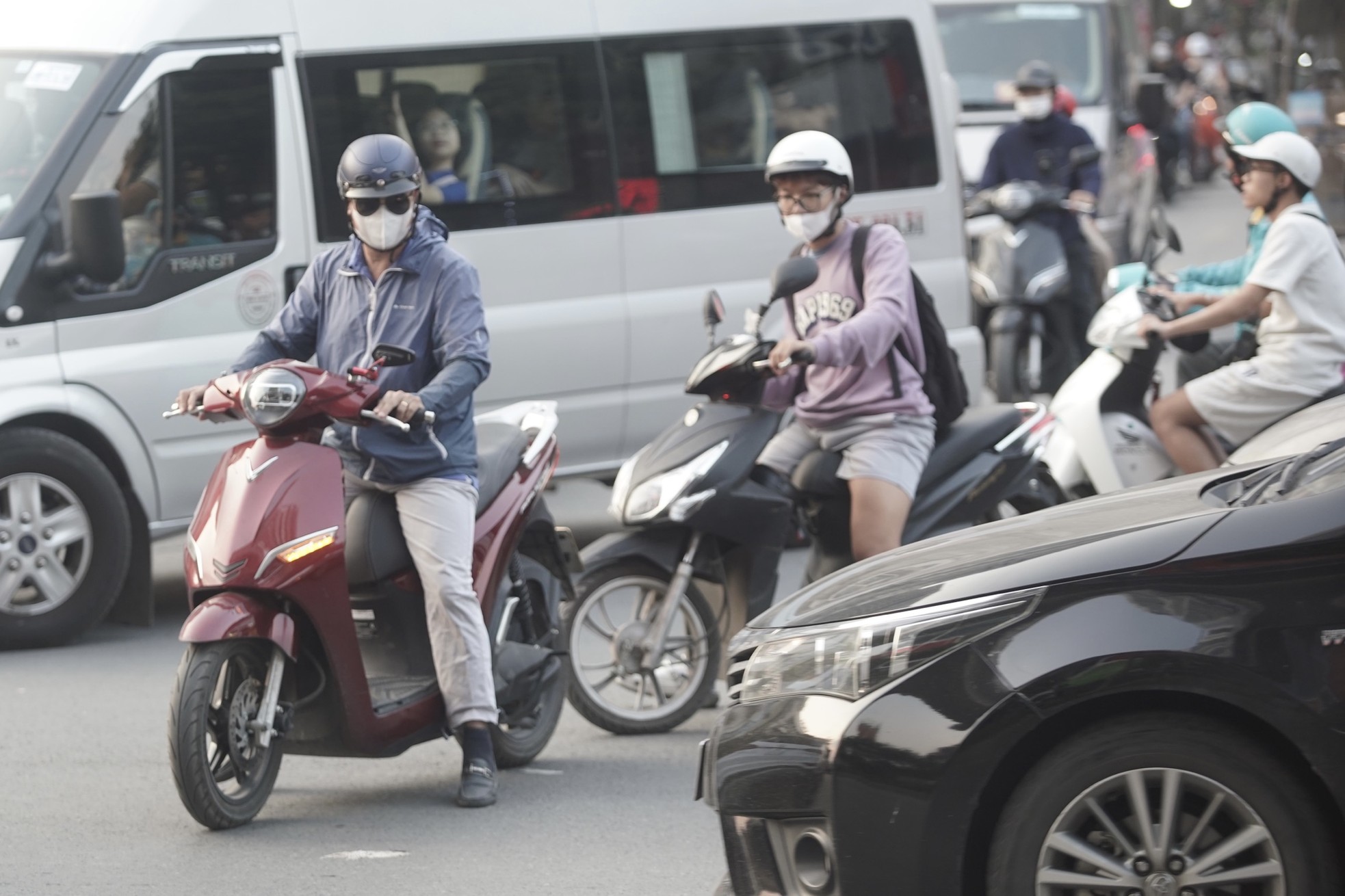 Horrifying scene of people risking their lives to 'cut' the front of a car, rushing through traffic to get into Thanh Xuan underpass photo 11