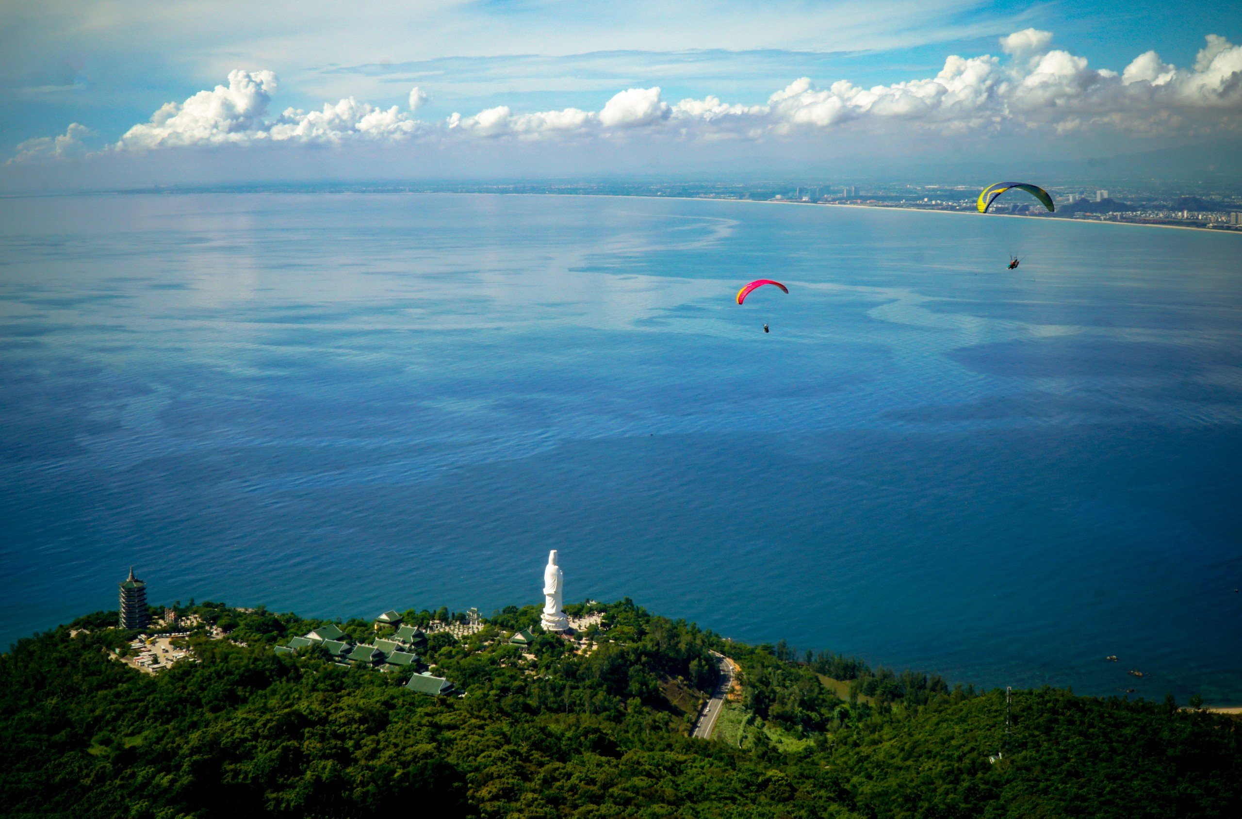 Đến Đà Nẵng du khách thử trải nghiệm bay dù lượn tại bán đảo Sơn Trà - Ảnh 5.