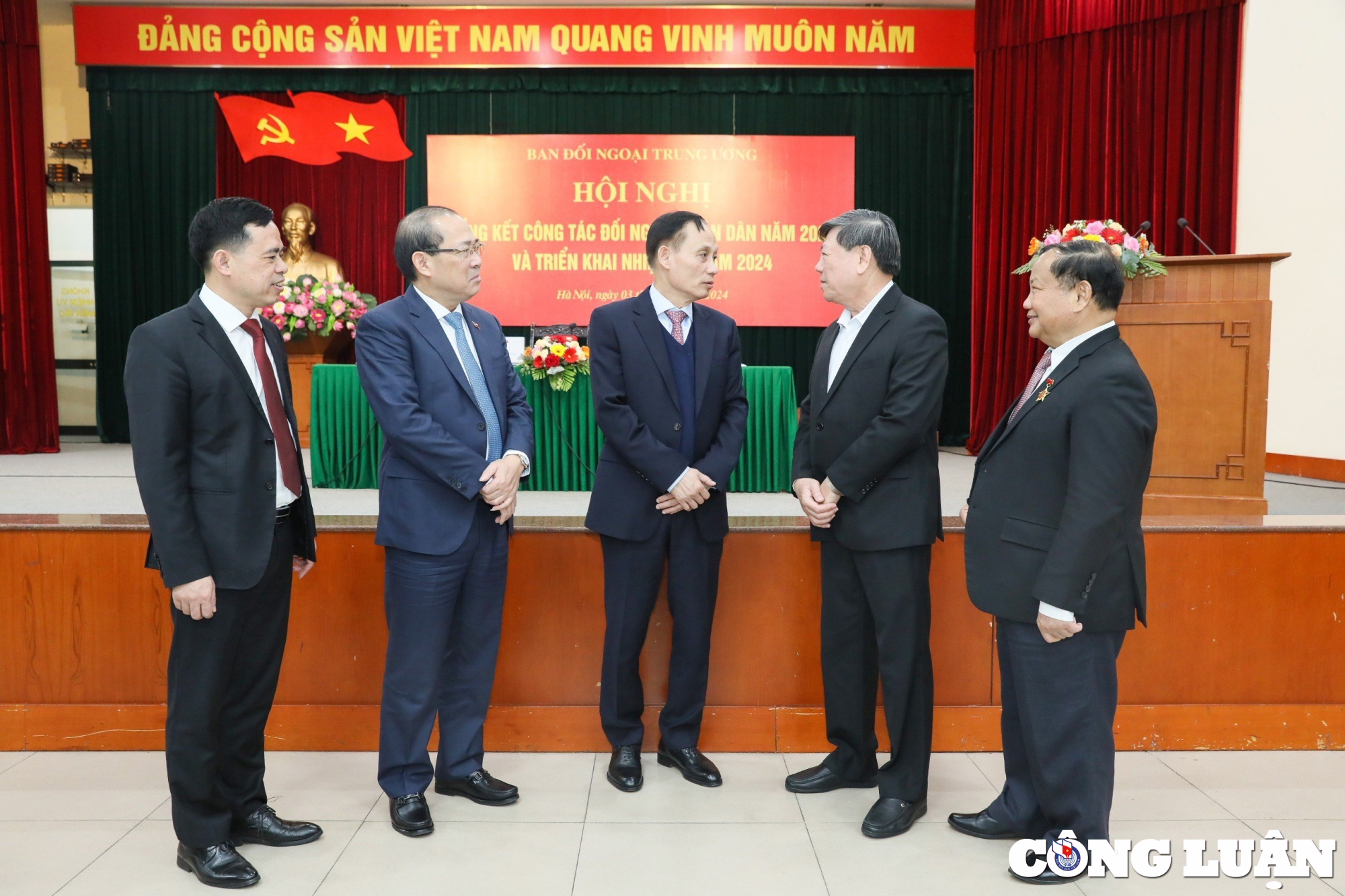 La Agencia de Noticias de Vietnam recibió numerosos certificados de mérito por su labor en asuntos exteriores en 2023, foto 2