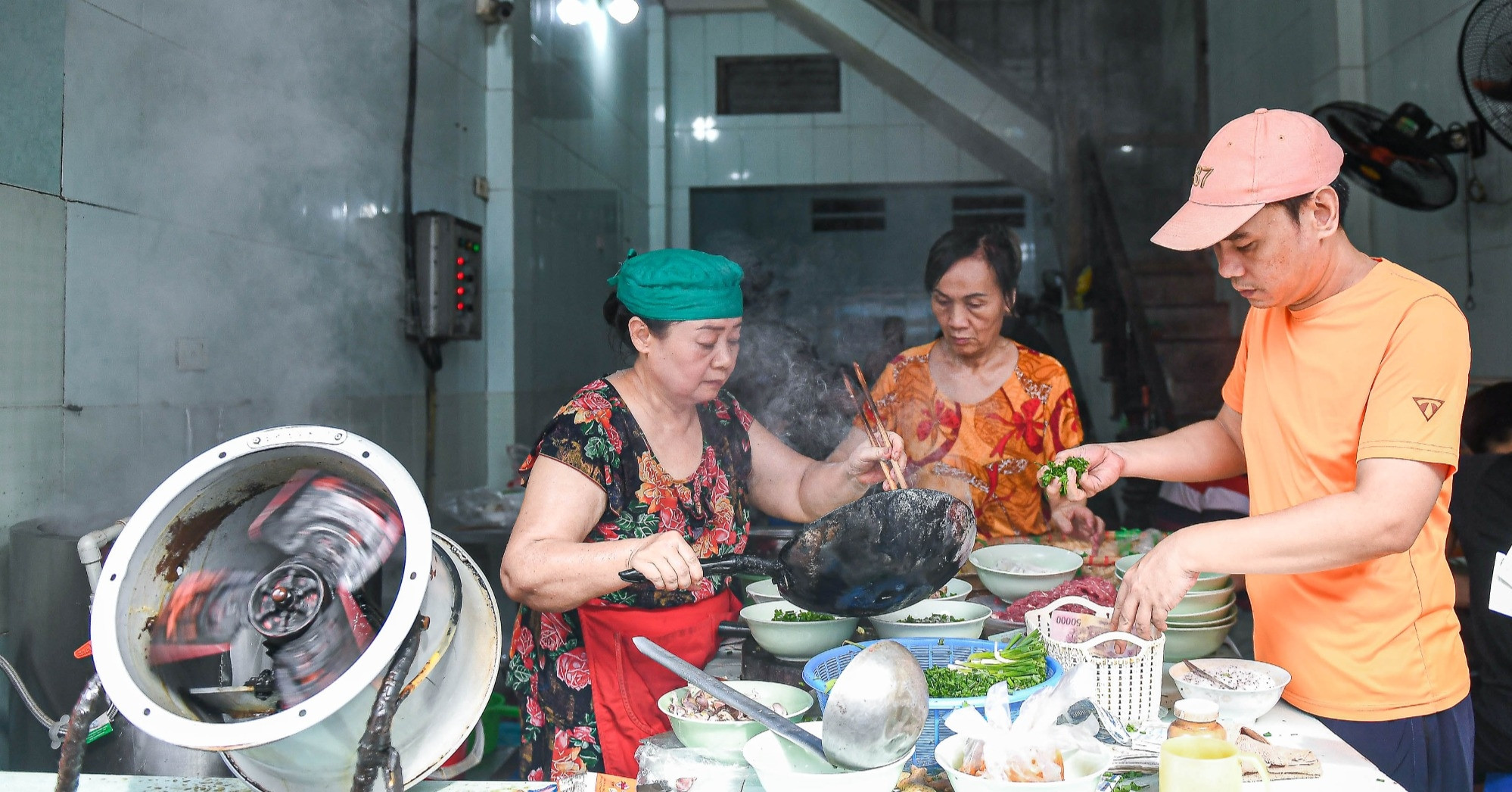 Quán phở Hà Nội bán một món gần 40 năm, ngày hết tạ bánh phở, khách đông tấp nập