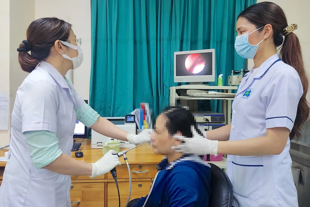 Des médecins du département de radiologie de la tête et du cou de l'hôpital d'oncologie de Hô-Chi-Minh-Ville examinent un patient