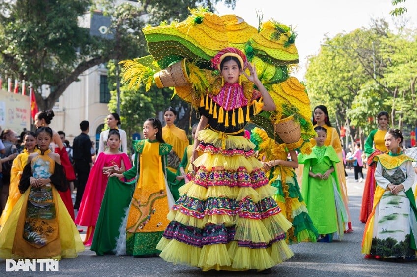 Những khoản khắc Carnaval Thu Hà Nộ rực rỡ sắc màu