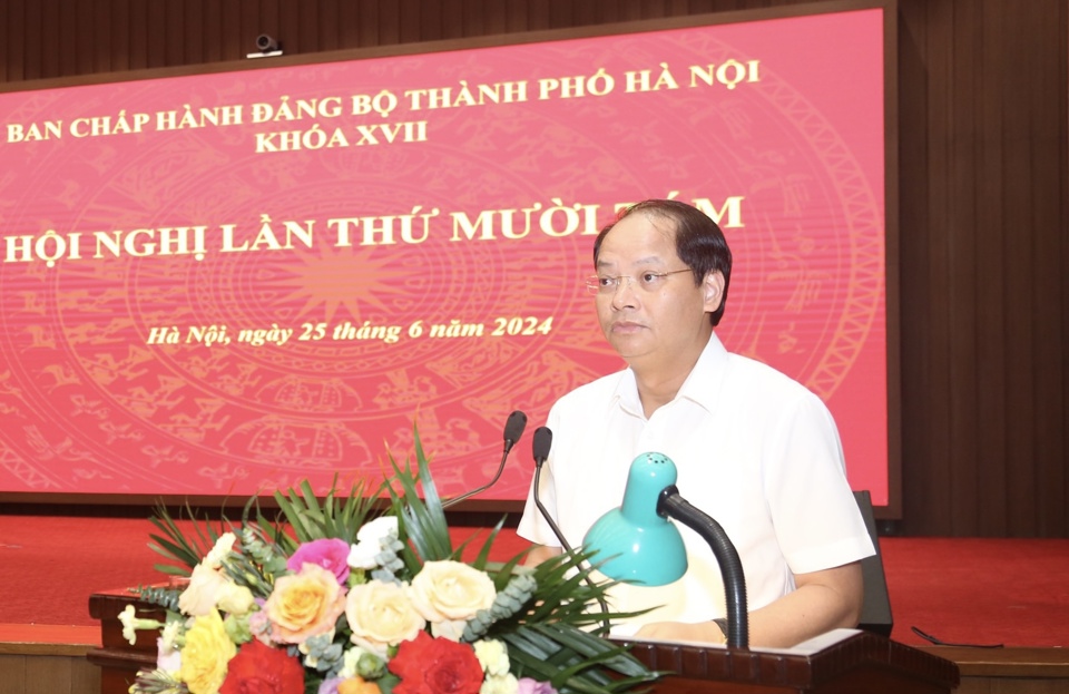 Head of the City Party Committee's Propaganda Department Nguyen Doan Toan presented a summary report, absorbing opinions on the draft Theme, motto, and draft Detailed Outline of the Political Report of the 18th City Party Congress.