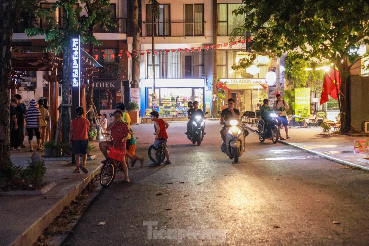 People spread mats and set up tables to drink coffee in the middle of Ngoc Khanh Lake walking street photo 8