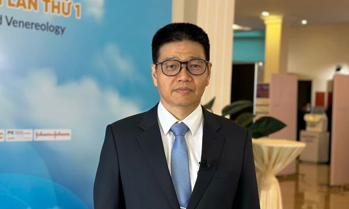 Associate Professor, Dr. Le Huu Doanh, Director of the Central Dermatology Hospital, shared at the conference. Photo: L. Nga