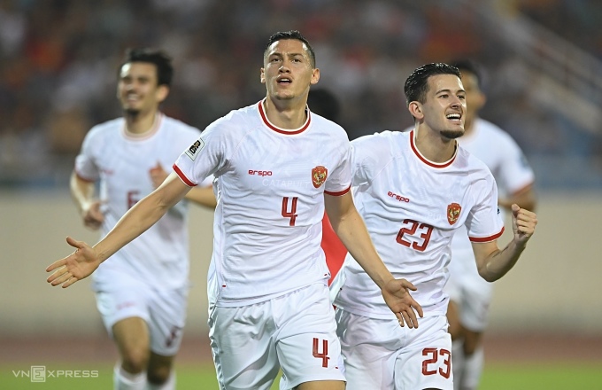 Innenverteidiger Jay Idzes (Nummer 4) feiert das erste Tor beim 3:0-Sieg Indonesiens gegen Vietnam am 26. März. Foto: Giang Huy