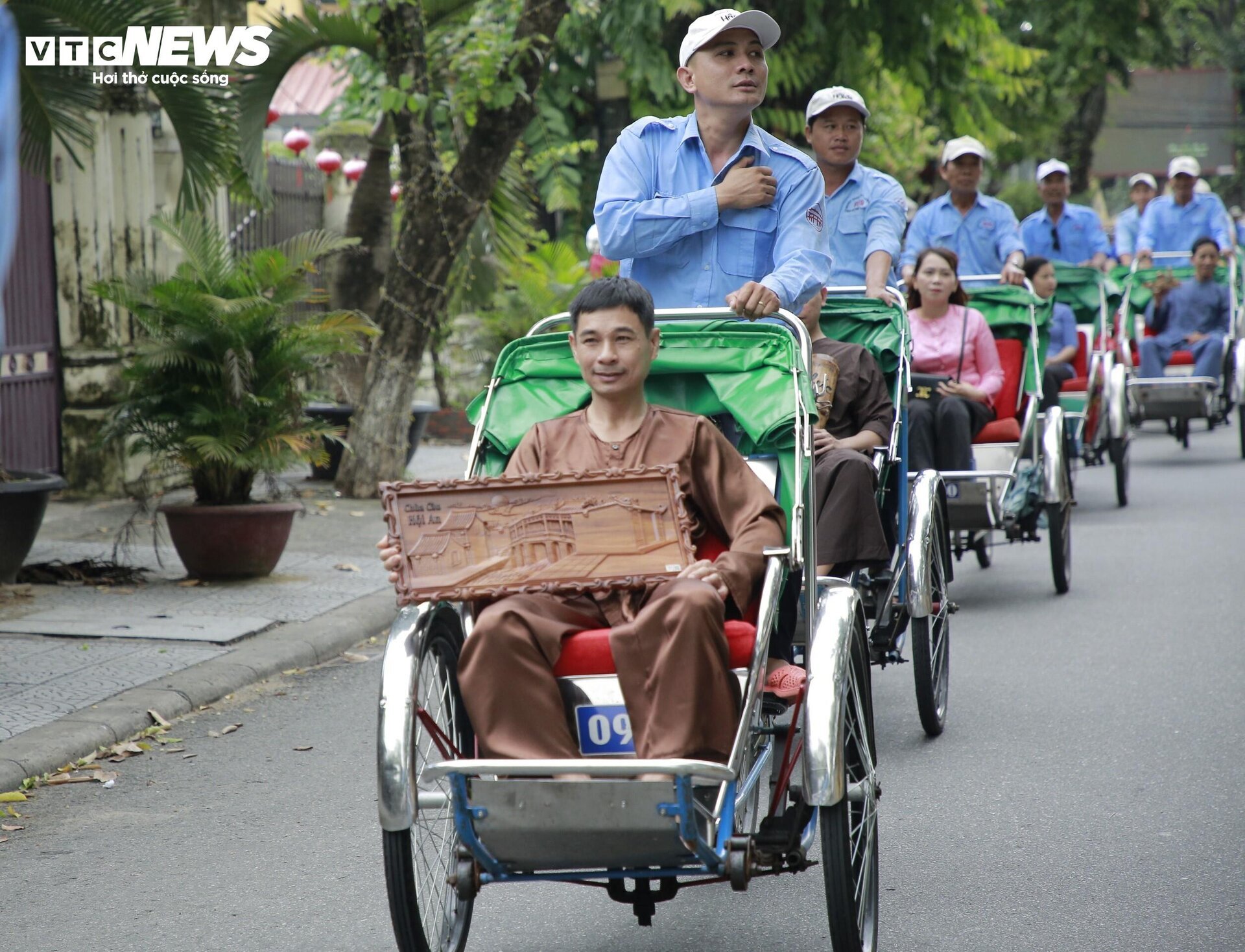 Hoi An artisans bring bamboo products and lanterns to parade in the old town on cyclo - 7