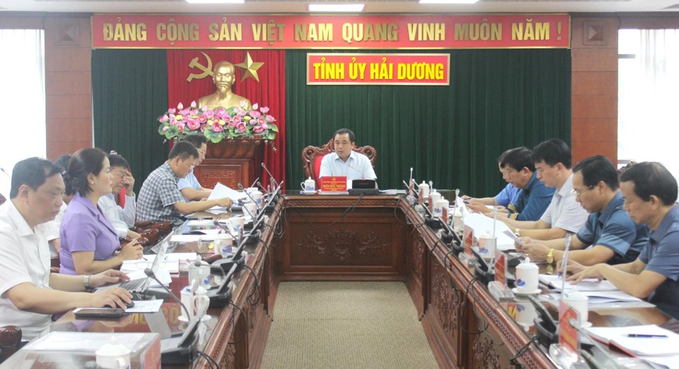 El Sr. Tran Duc Thang, miembro del Comité Central del Partido, Secretario del Comité Provincial del Partido y Jefe del Comité Directivo para la Lucha contra la Corrupción y la Negatividad de la provincia de Hai Duong, presidió la conferencia.