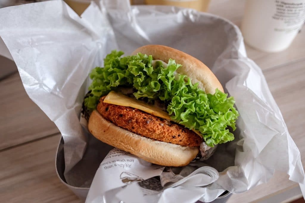 Món burger sốt kem nấm 