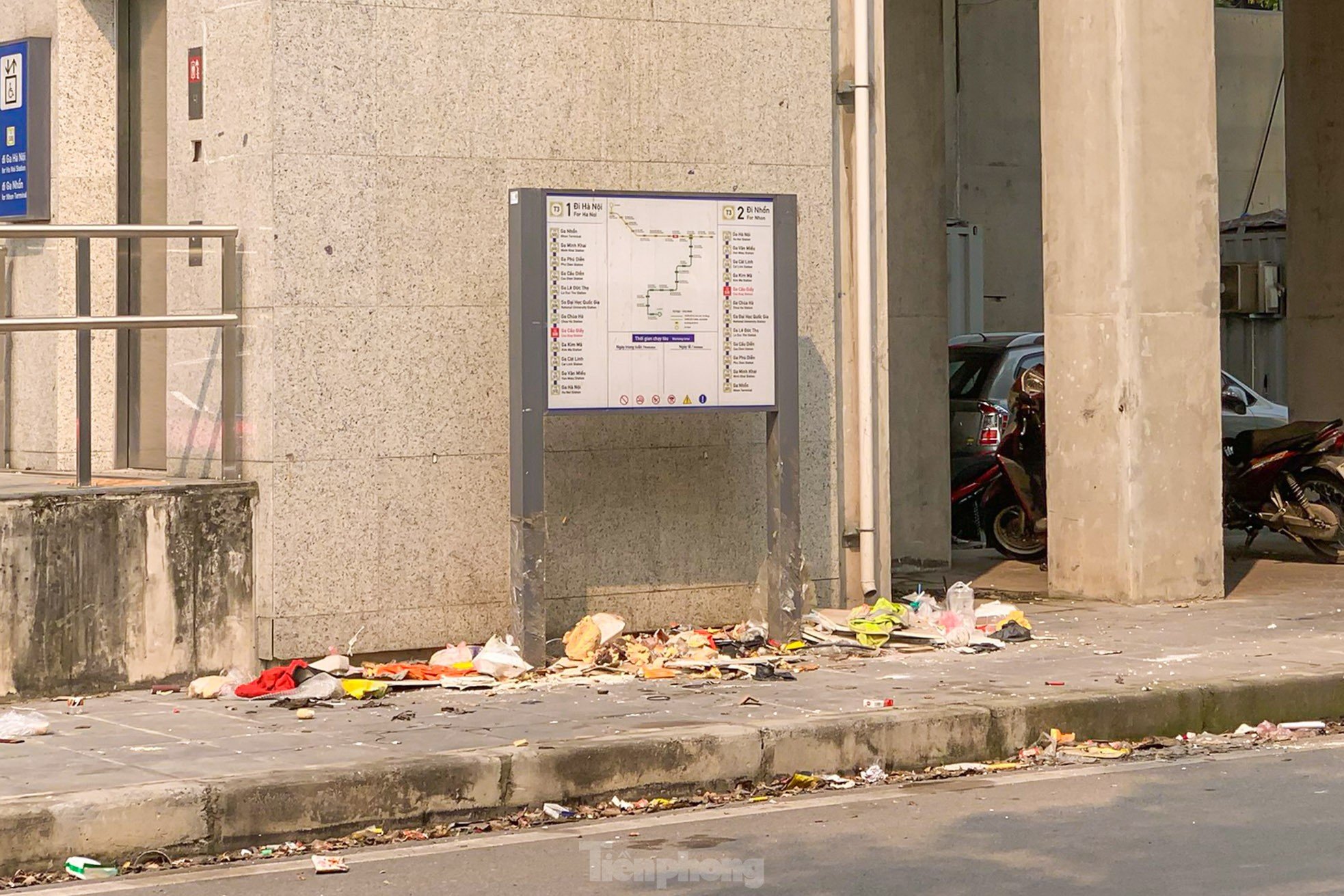 Die U-Bahn-Station Nhon-Hanoi Railway Station wird gerade für die Inbetriebnahme vorbereitet. Sie ist noch immer schmutzig und voller Müll. Foto 17